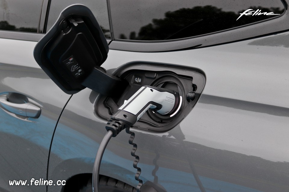 Photo prise de recharge 508 II Peugeot Sport Engineered HYbrid4