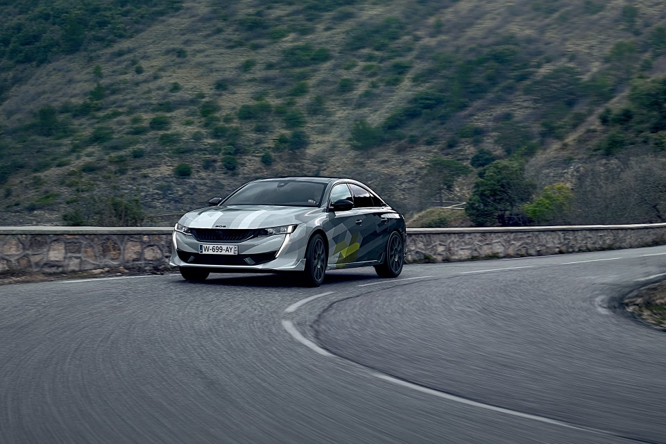 Photo dynamique route 508 Peugeot Sport Engineered (2020)