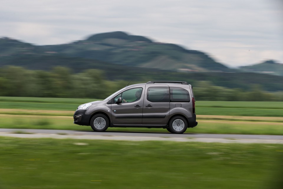 Photo officielle Peugeot Partner Tepee Outdoor Gris Moka - Essai