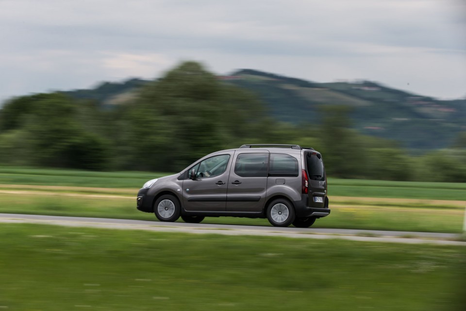 Photo officielle Peugeot Partner Tepee Outdoor Gris Moka - Essai