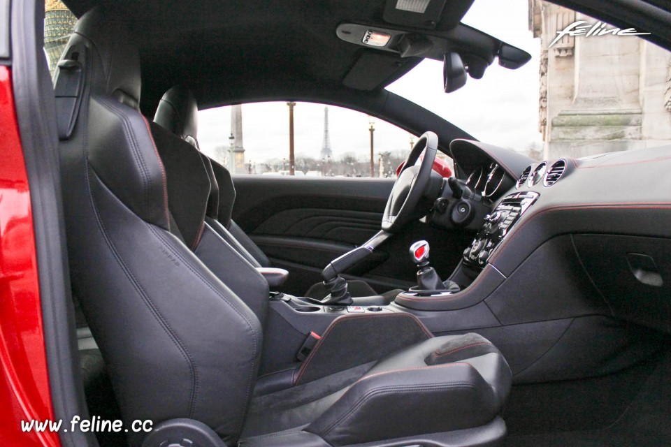 Photo intérieur Peugeot RCZ R - 1.6 THP 270 - Rouge Erythrée