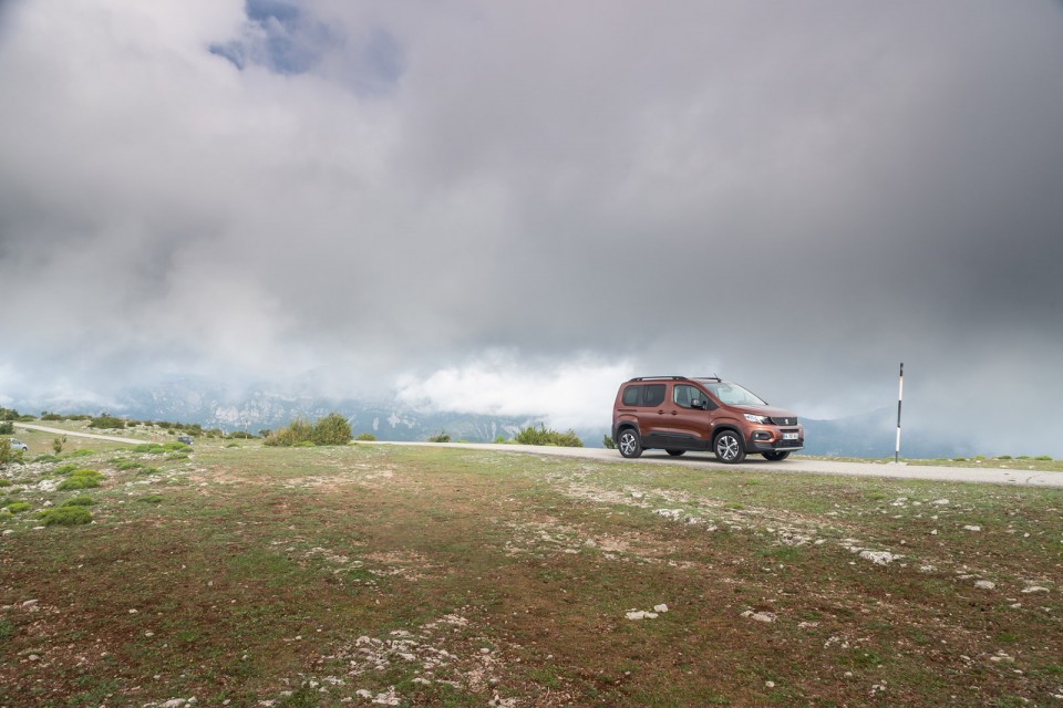 Photo statique route Peugeot Rifter GT Line Metallic Copper - Es