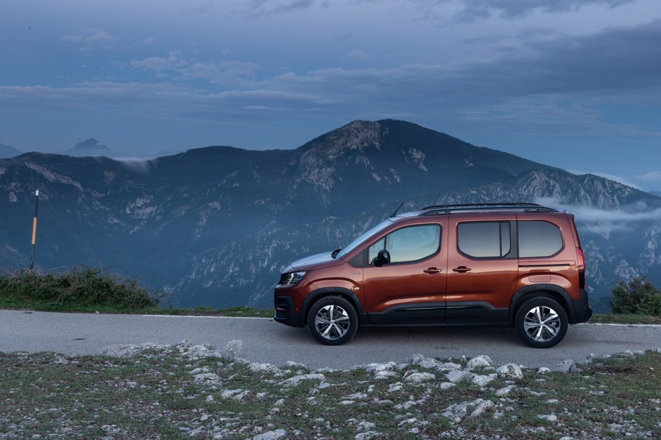 Photo officielle Peugeot Rifter GT Line Metallic Copper - Essais