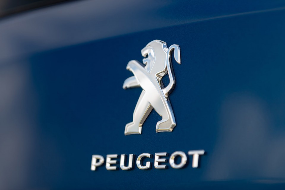 Photo officielle badge Peugeot Rifter Allure Deep Blue - Essais