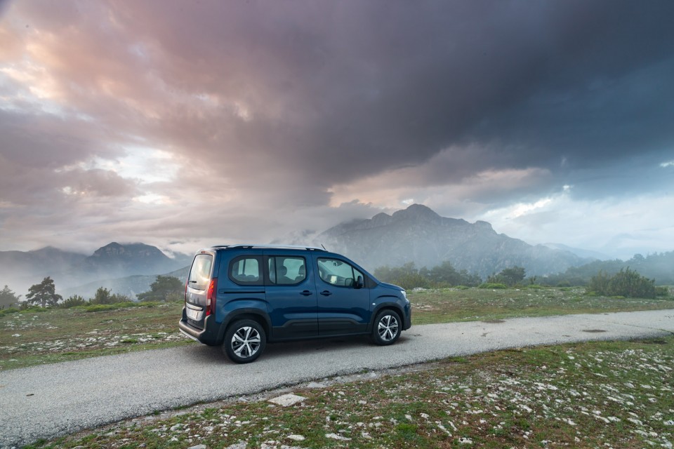 Photo statique route Peugeot Rifter Allure Deep Blue - Essais pr