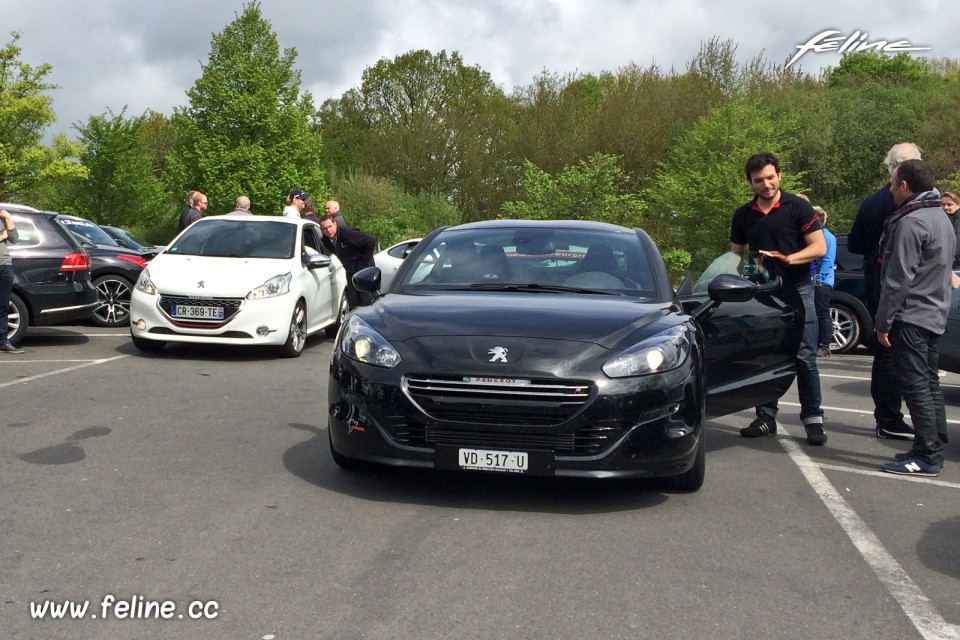 Photo Peugeot RCZ R Noir Perla Nera et 208 GTi Blanc Banquise N